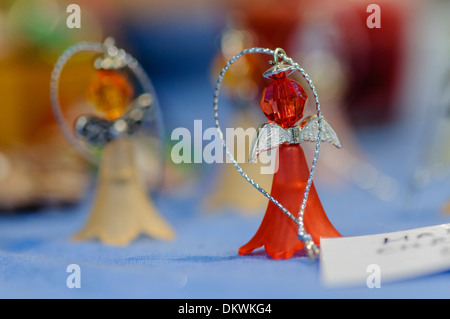 Engel-Weihnachtsschmuck zum Verkauf an einem Marktstand Stockfoto