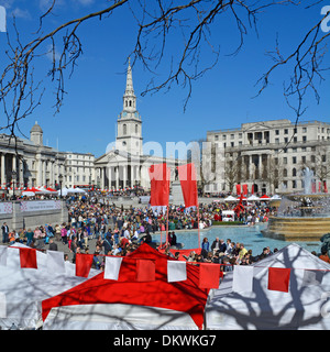 Rot-Weiß-Ammer am Bürgermeister von London Fest des St. George Veranstaltung & Feiern Menschenmenge blauer Himmel Frühlingstag Trafalgar Square London England Großbritannien Stockfoto