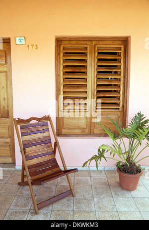 Schaukelstuhl auf der Veranda, Vinales Stadt, Kuba, Caribbean Stockfoto