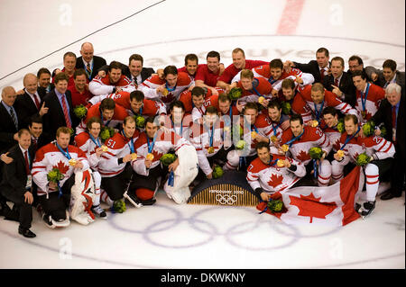 28. Februar 2010 stellt Kanada - Vancouver, British Columbia, Kanada - Team für ein Gruppenfoto nach dem Gewinn der Männer Gold Medal-Hockey-Spiel bei den Olympischen Winterspielen 2010. (Kredit-Bild: © Paul Kitagaki Jr./ZUMApress.com) Stockfoto