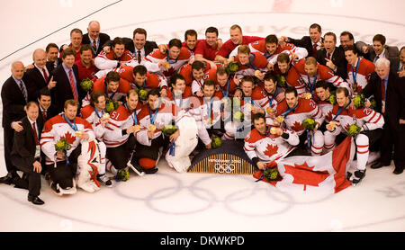 28. Februar 2010 stellt Kanada - Vancouver, British Columbia, Kanada - Team für ein Gruppenfoto nach dem Gewinn der Männer Gold Medal-Hockey-Spiel bei den Olympischen Winterspielen 2010. (Kredit-Bild: © Paul Kitagaki Jr./ZUMApress.com) Stockfoto