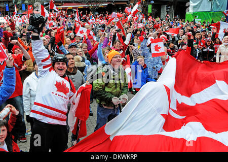 28. Februar 2010 - Whistler, British Columbia, Kanada - kanadische Fans jubeln am Whistler Olympic Centre an die Olympischen Spiele in Vancouver 2010 in Whistler, Britisch-Kolumbien, Kanada auf Sonntag, 28. Februar 2010. (Kredit-Bild: © Jed Conklin/ZUMApress.com) Stockfoto