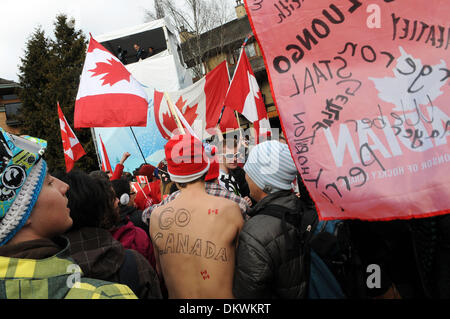 28. Februar 2010 - Whistler, British Columbia, Kanada - kanadische Fans jubeln am Whistler Olympic Centre an die Olympischen Spiele in Vancouver 2010 in Whistler, Britisch-Kolumbien, Kanada auf Sonntag, 28. Februar 2010. (Kredit-Bild: © Jed Conklin/ZUMApress.com) Stockfoto