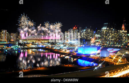 28. Februar 2010 Feuerwerk - Vancouver, British Columbia, Kanada - A leuchtet am nächtlichen Himmel während Vancouver 2010 Olympia Abschlussfeier im BC Place. (Kredit-Bild: © Jed Conklin/ZUMApress.com) Stockfoto