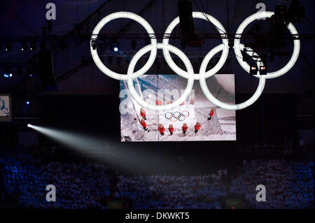 28. Februar 2010 - wird die Olympischen Spiele in Vancouver, British Columbia, Kanada - Olympics Closing Ceremony - Flag abgebaut und der Bürgermeister von Sotschi in der Abschlussfeier 2010 Winter Olympic am 28. Februar 2010 in Vancouver, Britisch-Kolumbien vorgestellt. (Kredit-Bild: © Paul Kitagaki Jr./ZUMApress.com) Stockfoto