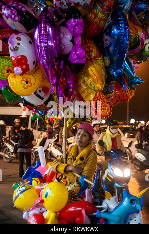 Weihnachten in Hanoi Vietnam Ballon-Verkäufer in den Straßen Stockfoto