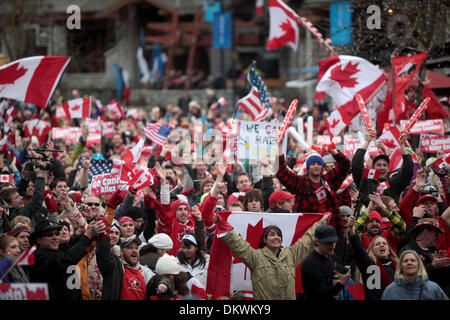 28. Februar 2010 - Whistler, British Columbia, Kanada - Fans sehen Kanada vs. USA im Herren Hockey auf einem Outdoor-Jumbo TV. (Kredit-Bild: © Mike Kane/ZUMApress.com) Stockfoto