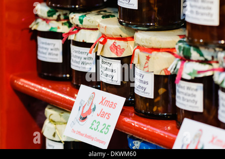 Weihnachten themed Marmeladen und Chutneys auf Verkauf am Marktstand Stockfoto