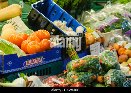 Frisches Gemüse zum Verkauf an einem Marktstand. Stockfoto