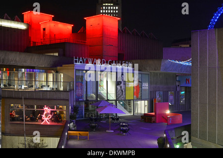 Farbenfrohe Flutlichtanlage in der Hayward Art Gallery und der angrenzenden South Bank Gebäude Außenansicht Winter Nacht Southbank Centre Lambeth London England VEREINIGTES KÖNIGREICH Stockfoto