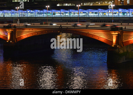 Blackfriars Road Bridge mit neuen erweiterten überdachten Bahnhof Plattformen, die sich auf die bestehende Eisenbahnbrücke über London England England Stockfoto