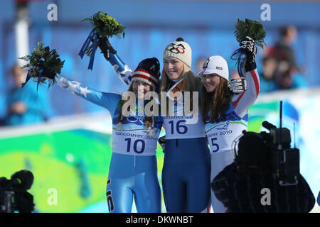 17. Februar 2010 - Whistler, British Columbia, Kanada - JULIA MANCUSO (USA), von links, LINDSEY VONN (USA) und ELISABETH GÖRGL (AUT) feiern ihre Silber, Gold und Bronze Medaille gewinnt in der Damen Abfahrt auf die Olympischen Spiele in Vancouver 2010 in Whistler, Britisch-Kolumbien, Kanada auf Mittwoch, 17. Februar 2010. (Kredit-Bild: © Mike Kane/ZUMApress.com) Stockfoto