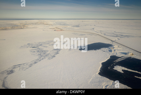 Luftaufnahme von Schnee bedeckt Deadhorse Alaska USA und den Sag-Fluss in Prudhoe Bay Beaufortsee arktischen Ozean Stockfoto