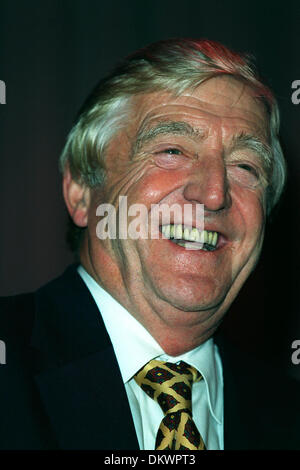 MICHAEL PARKINSON. TV-PRESENTER.15/10/1998.P76G14C. Stockfoto