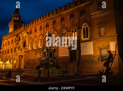 Der Neptun-Brunnen in der Nacht wirft einen langen Schatten in Bologna, Italien. Stockfoto