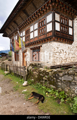 Bhutan, Bumthang Valley, Gaytsa Dorf Sonam Choden Shop, gebaute traditionell Haus Stockfoto