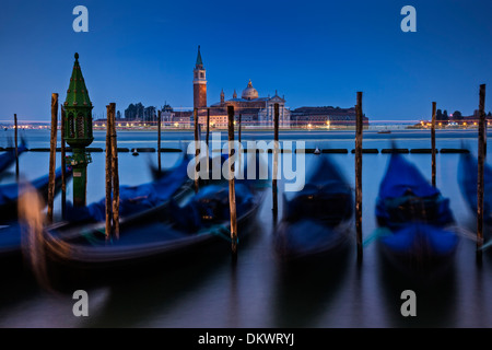 Gondeln und vorbeifahrenden Boote auf dem Canal Grande in Venedig, Italien, mit San Giorgio Maggiore im Hintergrund. Stockfoto