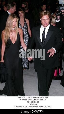 26. März 2000 - BRAD PITT & JENNIFER ANISTON. VANITY FAIR OSCAR PARTY.26/03/2000.Y43A14C. CREDIT: (Kredit-Bild: © Globe Photos/ZUMAPRESS.com) Stockfoto