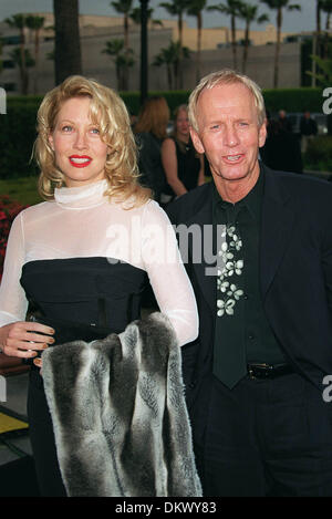 LINDA KOZLOWSKI & PAUL HOGAN. SCHAUSPIELERIN & SCHAUSPIELER. HOLLYWOOD, LOS ANGELES, USA.18/04/2001.BG96C19AC. Stockfoto