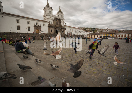 Kinder jagen Tauben auf der Plaza Grande - Quito, Ecuador. Stockfoto