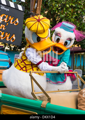 Donald und Daisy Duck zusammen tanzen, während die Autos n' Stars Parade im Disneyland Paris. Stockfoto