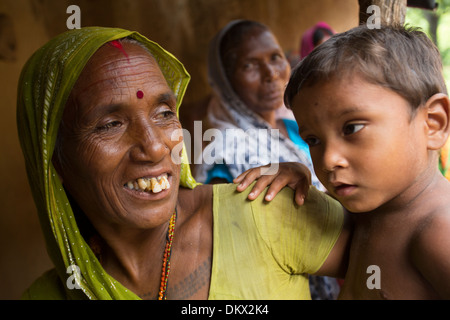 Oma mit ihrem Enkel im Bundesstaat Bihar, Indien. Stockfoto