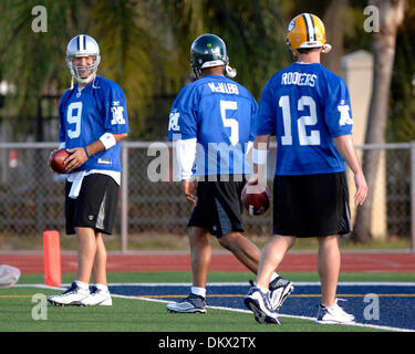 28. Januar 2010 - ft. Lauderdale, FL - Florida, USA - Vereinigte Staaten - (CAV) FLPROBOWL0128D. CAV - NFC Quarterbacks, Tony Romo, Dallas Cowboys, links, Donovan McNabb, Philadelphia Eagles, Center, und Aaron Rodgers, grüne Bucht-Verpacker, Witz mit einander tagsüber Pro Bowl Praxis Donnerstag, 28. Januar 2010, in ft. Lauderdale an St. Thomas Aquinas High School. Der Pro Bowl wird Sonne gespielt werden Stockfoto