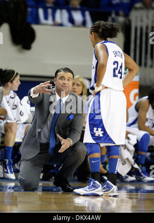 20. Dezember 2009 - Lexington, Kentucky, USA - Kentucky Trainer Matthew Mitchell sprach mit Guard Amber Smith als Kentucky Louisville 101-67 Sonntag, 20. Dezember 2009 in Lexington, Kentucky Foto von Mark Cornelison besiegt | Personal. (Kredit-Bild: © Lexington Herald-Leader/ZUMApress.com) Stockfoto