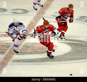 21. Dezember 2009 - Raleigh, North Carolina; USA - Carolina Hurricanes (16) BRANDON SUTTER, (14) SERGEI SAMSONOW in Aktion mit den New York Rangers (26) ERIK CHRISTENSEN als die New York Rangers Niederlage die Carolina Hurricanes mit einem Endstand von 3: 1 im RBC Center befindet sich in Raleigh.  Copyright 2009 Jason Moore. (Kredit-Bild: © Jason Moore/ZUMApress.com) Stockfoto