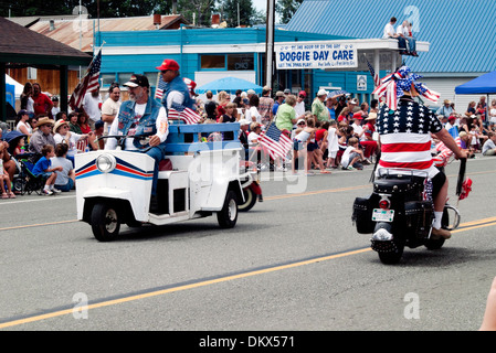 Fourth Of July Parade, Kleinstadt, Mann auf Roller, Männer auf Motorrädern, gekleidet in Flaggen Stockfoto