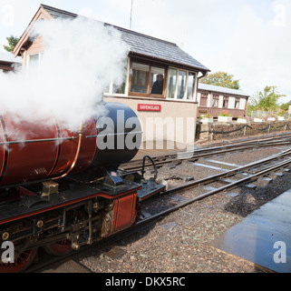 kleine Dampfmaschine und Stellwerk auf Ravenlass und Eskdale Railway in Cumbria, Lake District, England, UK Stockfoto