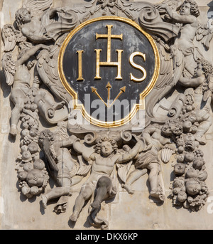 Antwerpen - 4 SEPTEMBER: Jesuiten barocken Heraldik vom Westportal der barocken Kirche von Saint Charles Borromäus Stockfoto