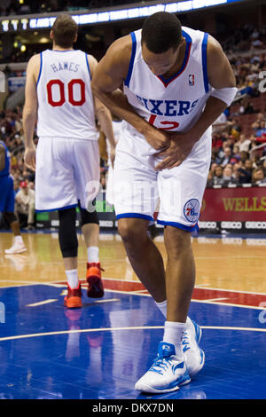 Philadelphia, Pennsylvania, USA. 9. Dezember 2013. Philadelphia 76ers kleine vorwärts Evan Turner (12) reagiert auf hit während der NBA-Spiel zwischen den Los Angeles Clippers und die Philadelphia 76ers im Wells Fargo Center in Philadelphia, Pennsylvania. Christopher Szagola/Cal Sport Media/Alamy Live-Nachrichten Stockfoto