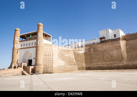 Eingang, Außenwände und Galerie der Arche Festung, Registan-Platz, Buchara, Usbekistan Stockfoto