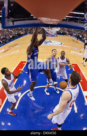 Philadelphia, Pennsylvania. 9. Dezember 2013. Los Angeles Clippers Zentrum DeAndre Jordan (6) tunkt den Ball während der NBA-Spiel zwischen den Los Angeles Clippers und die Philadelphia 76ers im Wells Fargo Center in Philadelphia, Pennsylvania. Die Clippers gewinnen 94-83. Christopher Szagola/Cal Sport Media/Alamy Live-Nachrichten Stockfoto