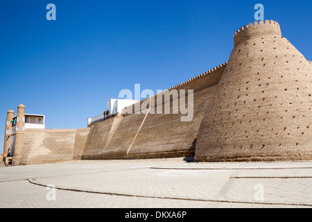 Eingang, Außenwände und Galerie der Arche Festung, Registan-Platz, Buchara, Usbekistan Stockfoto