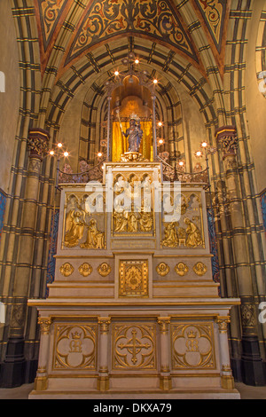 Antwerpen, Belgien - 5. SEPTEMBER: Geschnitzte Altar mit den Reliefs von 19. Jhdt. von Seitenkapelle der Joriskerk Stockfoto