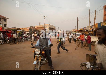 Belebte Straße in Kampala, Uganda, Ostafrika. Stockfoto