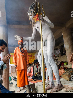 Sadhu, Naga Baba Segen Mann Varanasi Stockfoto