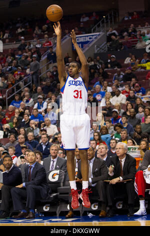 Philadelphia, Pennsylvania. 9. Dezember 2013. Philadelphia 76ers kleine vorwärts Hollis Thompson (31) schießt den Ball während der NBA-Spiel zwischen den Los Angeles Clippers und die Philadelphia 76ers im Wells Fargo Center in Philadelphia, Pennsylvania. Die Clippers gewinnen 94-83. Christopher Szagola/Cal Sport Media/Alamy Live-Nachrichten Stockfoto