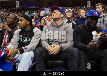 Philadelphia, Pennsylvania. 9. Dezember 2013. Philadelphia Eagles; laufen LeSean McCoy (25), Wide Receiver DeSean Jackson (10), Tight-End Zach Ertz (86) und quarterback Michael Vick (7), nehmen Sie in das Spiel während am Gerichtsseite während der NBA Spiel zwischen den Los Angeles Clippers und die Philadelphia 76ers im Wells Fargo Center in Philadelphia, Pennsylvania. Die Clippers gewinnen 94-83. Christopher Szagola/Cal Sport Media/Alamy Live-Nachrichten Stockfoto