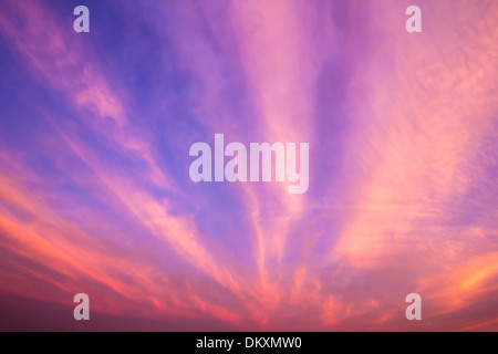 Schönen Himmel und Wolken bei Dämmerung Stockfoto
