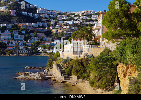 Küste mit Waterfront Hotel und Apartment-Gebäude im Hintergrund, Mittelmeer, Rosas, Costa Brava, Katalonien, Spanien Stockfoto