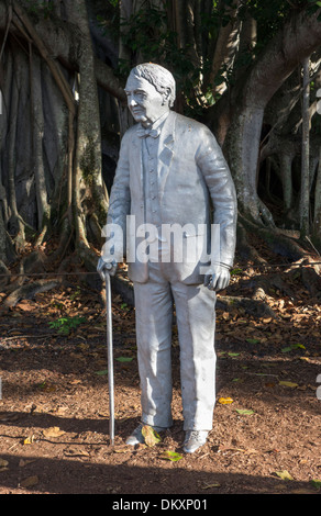 Statue von Thomas Edison durch den Banyan-Baum an der Edison und Ford Winter Estates in Fort Myers, Florida, USA Stockfoto