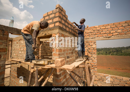 Bauarbeiter bauen ein neues Lager am Stadtrand von Kampala, Uganda, Ostafrika. Stockfoto