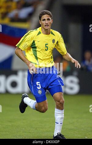 19. April 1942 - Brasilien V Belgien - EDMILSON. Brazilien. KOBE WING STADIUM, KOBE, JAPAN. BRASILIEN V BELGIUM.17/06/2002.DIB4398. K47872. WELT CUP PREWIEW 2006. (Kredit-Bild: © Globe Photos/ZUMAPRESS.com) Stockfoto