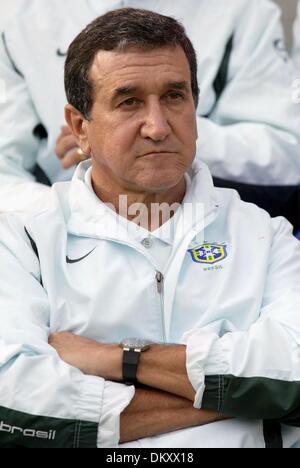 19. April 1942 - WALKERS STADIUM, LEICESTER, ENGLAND - CARLOS ALBERTO PARREIRA. BRASILIENS TRAINER. BRASILIEN V JAMAIKA. WALKERS STADIUM, LEICESTER, ENGLAND.12/10/2003.DIE18301. K47872. WELT CUP PREWIEW 2006. (Kredit-Bild: © Globe Photos/ZUMAPRESS.com) Stockfoto