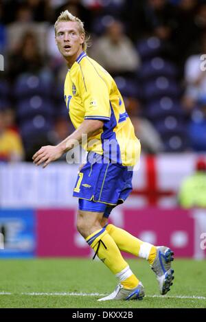 CHRISTIAN WILHELMSSON. SCHWEDEN & RSC ANDERLECHT. ITALIEN V SCHWEDEN EURO 2004.DRAGAO STADION, PORTO, PORTUGAL.18/06/2004.DIG24369. K47873. VORSCHAU WM 2006 Stockfoto