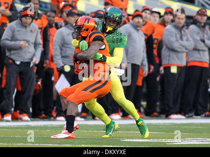 Eugene, OR, USA. 29. November 2013. 29. November 2013: Oregon Ducks Cornerback Ifo Ekpre-Olomu (14) bekommt ein Solo zu bekämpfen auf Oregon State Beavers Wide Receiver Brandin (7) kocht im 2013 Oregon Bürgerkrieg zwischen der Oregon State Beavers und Oregon Ducks Autzen Stadium, Eugene, OR © Csm/Alamy Live-Nachrichten Stockfoto