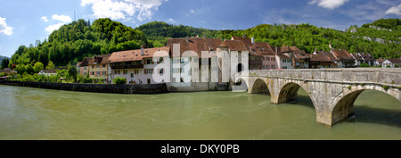 Schweiz Europa Kanton JU St. Ursanne Doubs Jura Fluss Fluss Bach Körper Wasser Wasser Wasser Brücke Panorama Stadt Stadt Stockfoto